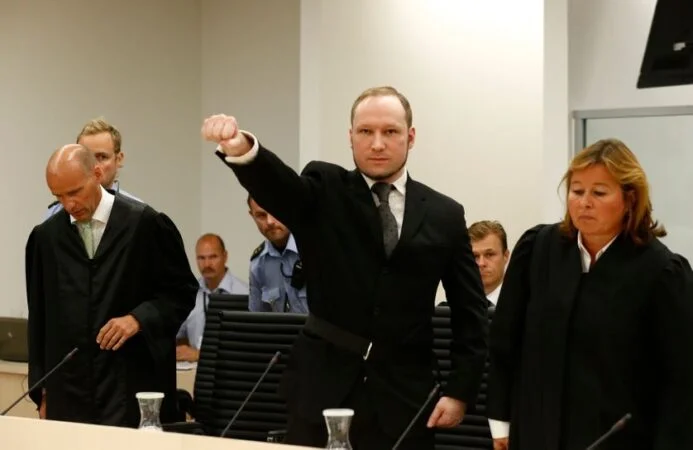 Alienowany od ojca, wychowany przez samotną matkę Anders Breivik w sądzie wykonuje faszystowski gest