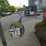 Kurator Sądu Rejonowego Praga-Północ Artur Pięta owinięty w antycovidową folię idzie do nadzoru