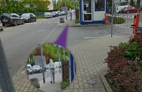 Kurator Sądu Rejonowego Praga-Północ Artur Pięta owinięty w antycovidową folię idzie do nadzoru