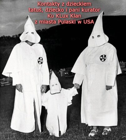 Pani kurator, ojciec i dziecko w ubraniach Ku KLux Klan na wspólnym kontakcie 